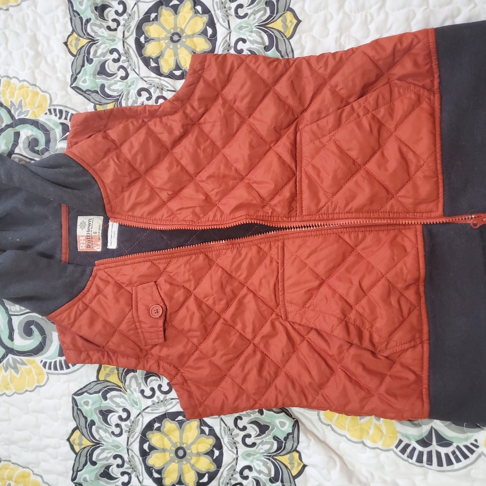 Small ruff hewn quileted vest